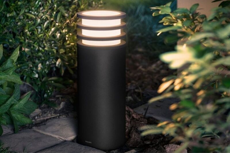 Man sieht die Philips Hue Wegeleuchte.